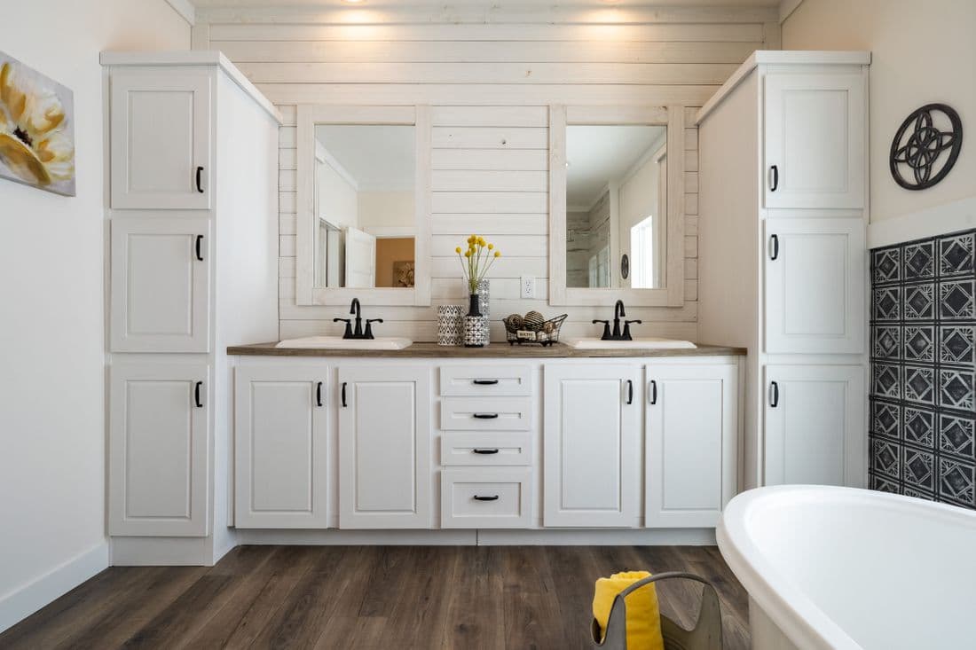 Southern belle hud bathroom home features