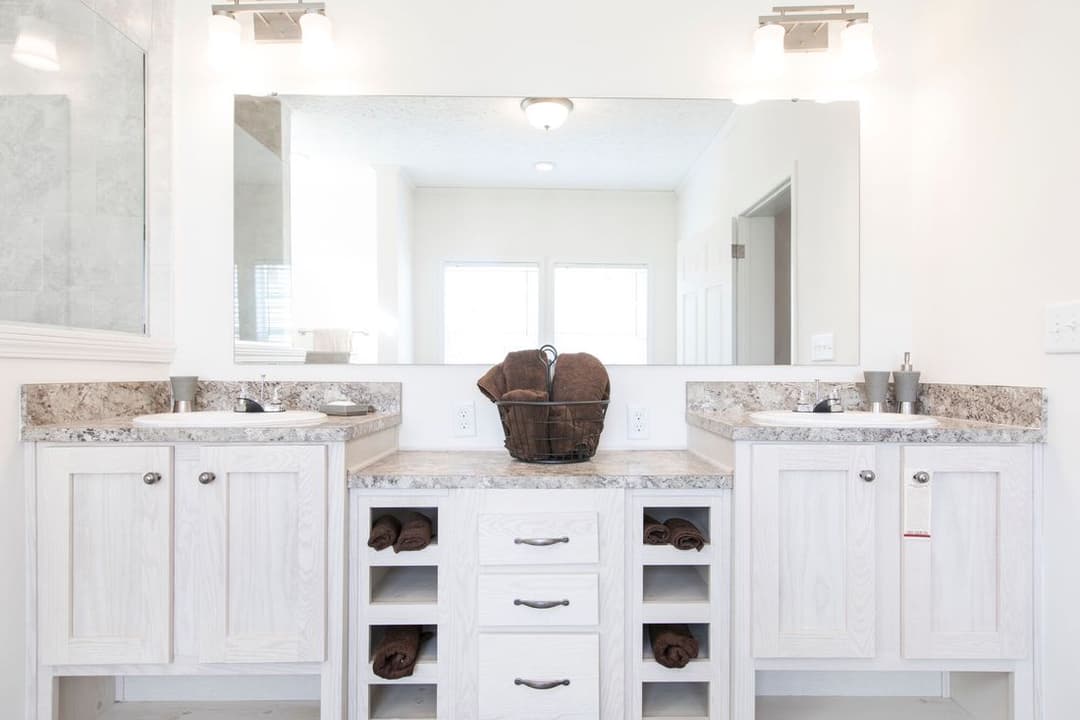 1558 jamestown bathroom home features