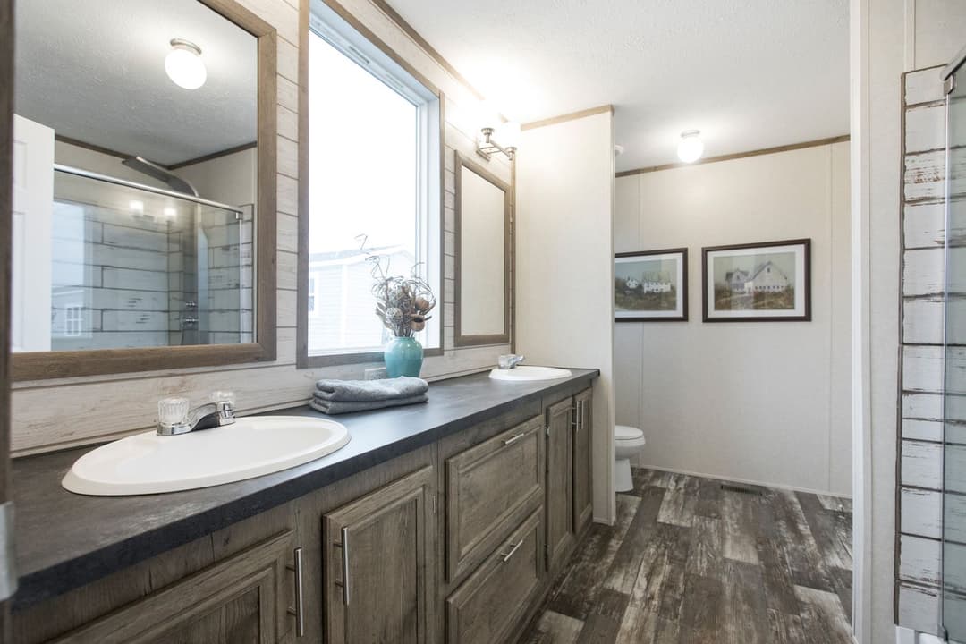 The southern farmhouse bathroom home features