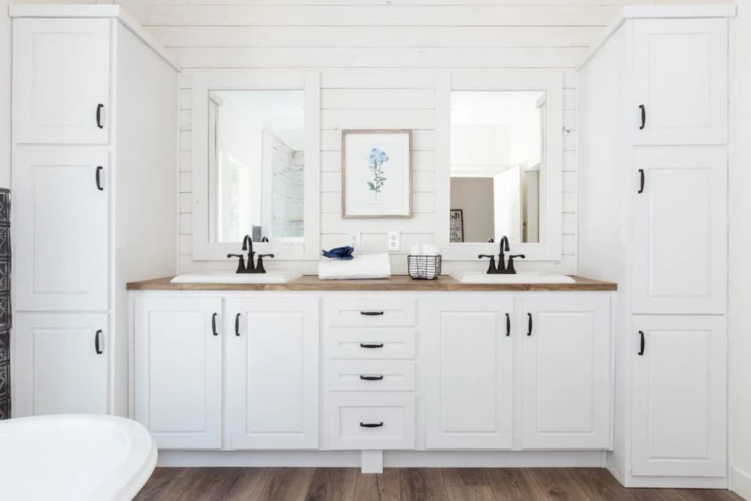 Southern belle hud bathroom home features