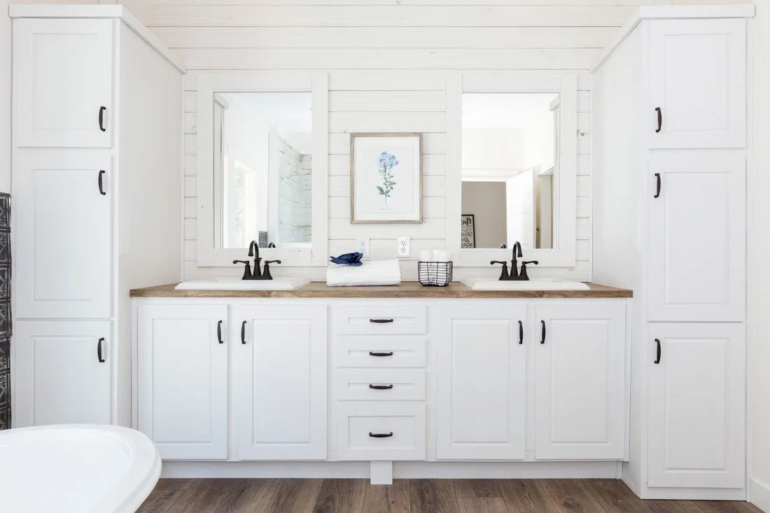 Southern belle hud bathroom home features