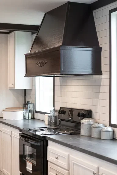 The seaside kitchen home features
