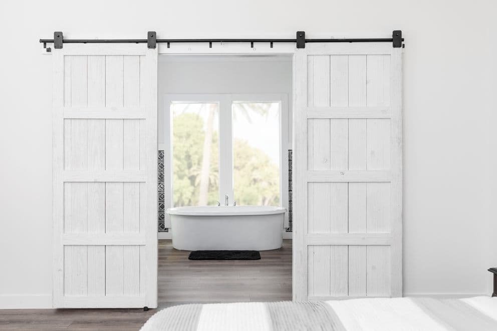 Southern belle 4br mod bathroom home features