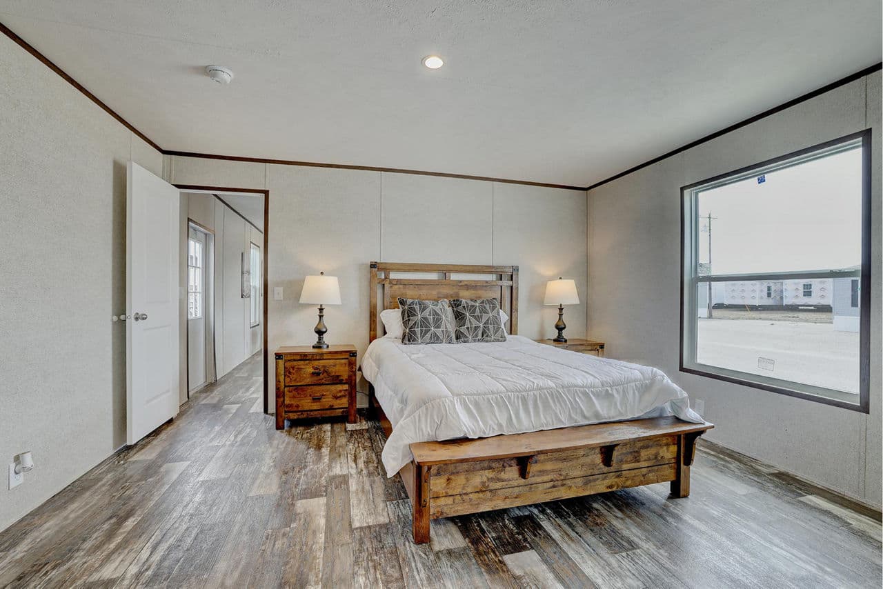 Prime 1676h42p01 bedroom home features