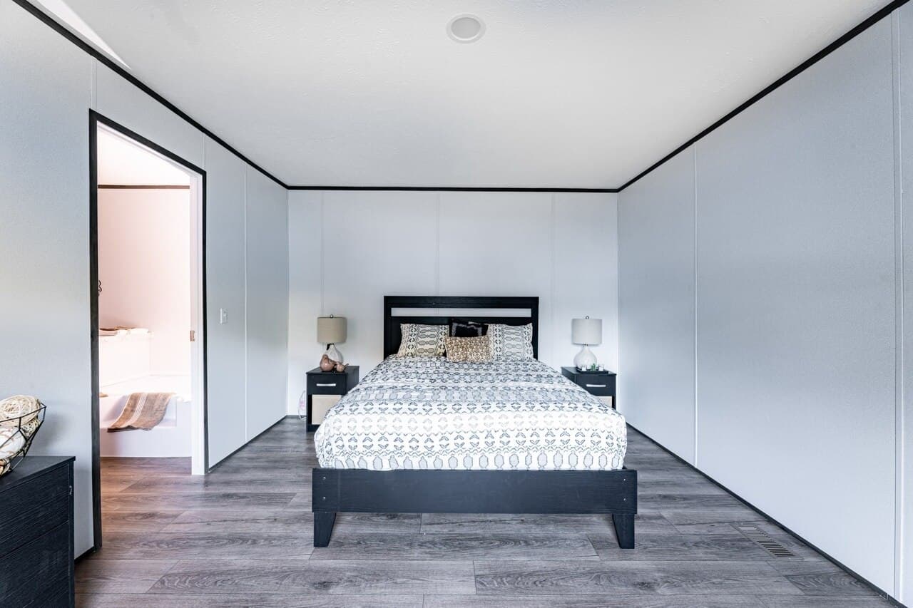Phoenix 16763a bedroom home features