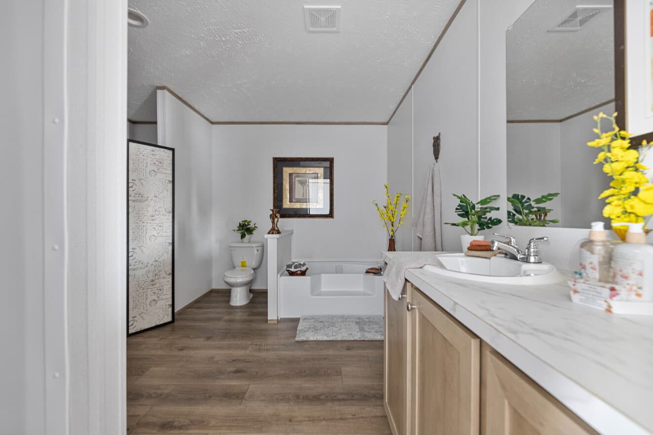 Phoenix 32483a bathroom home features