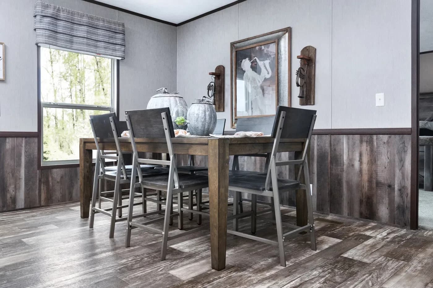 The shoreline interior home features