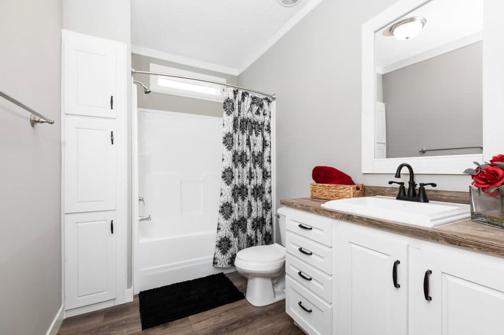 Southern belle 4br mod bathroom home features