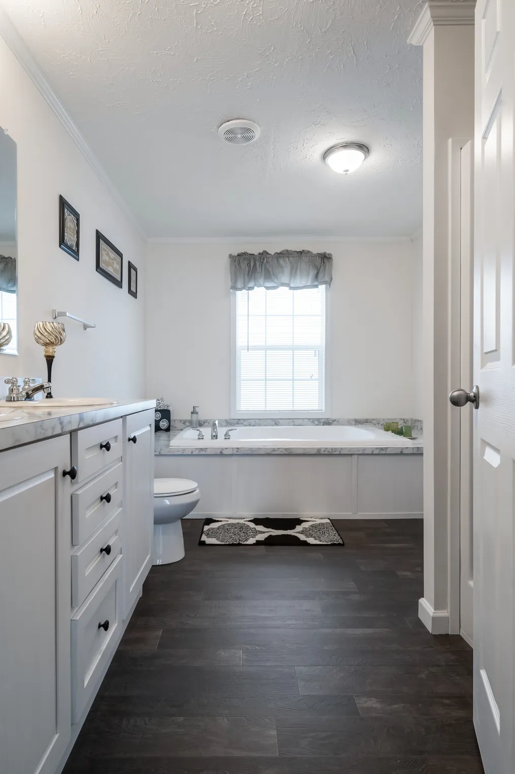 Park avenue bathroom home features
