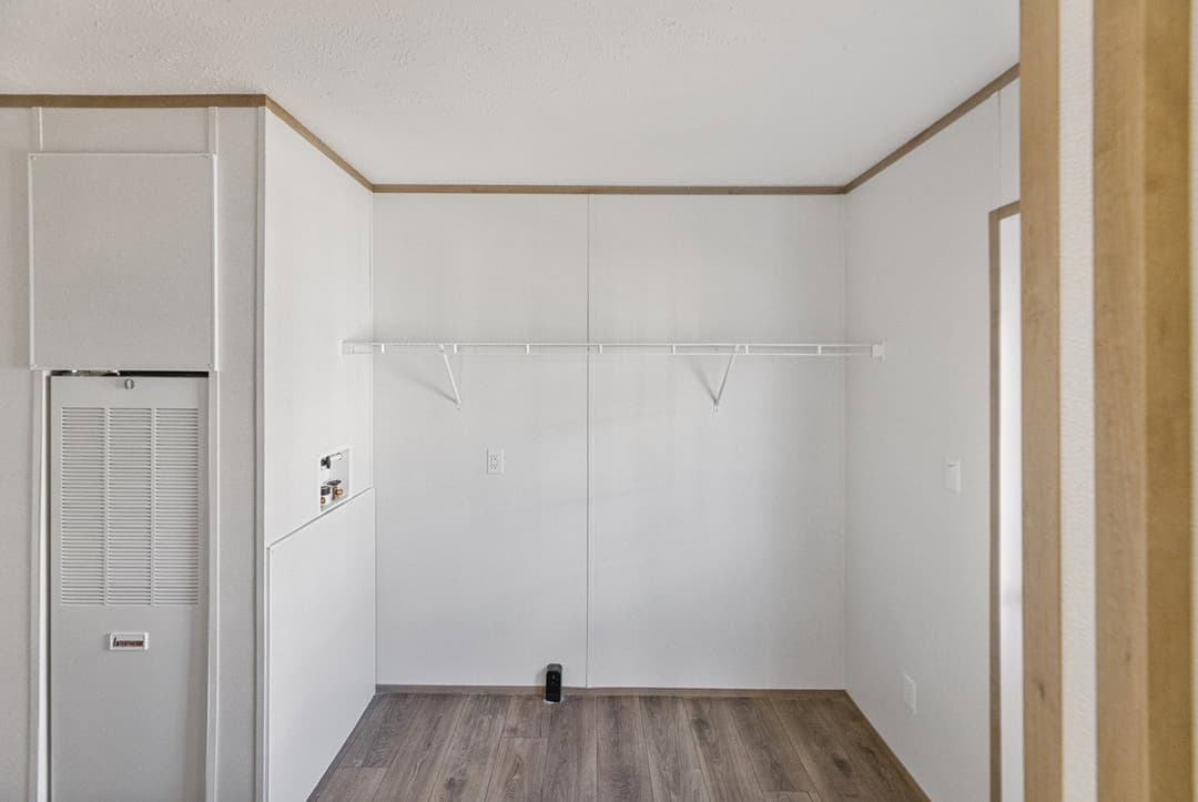 Phoenix 32483a interior home features