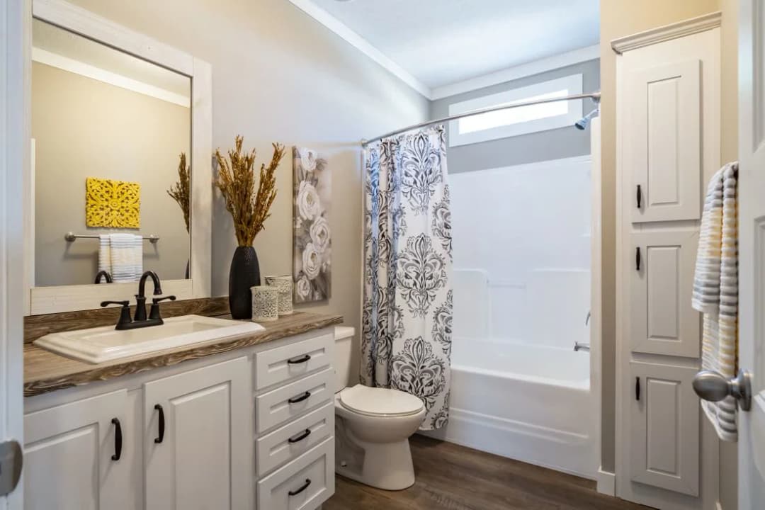 Southern belle hud bathroom home features