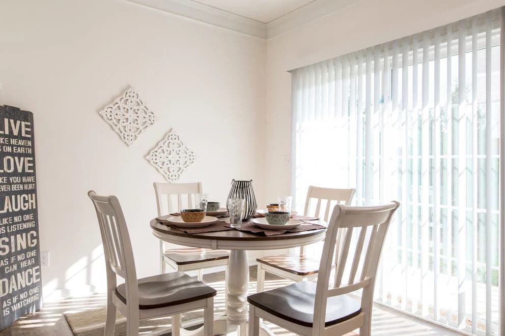 The whitecap mod interior home features