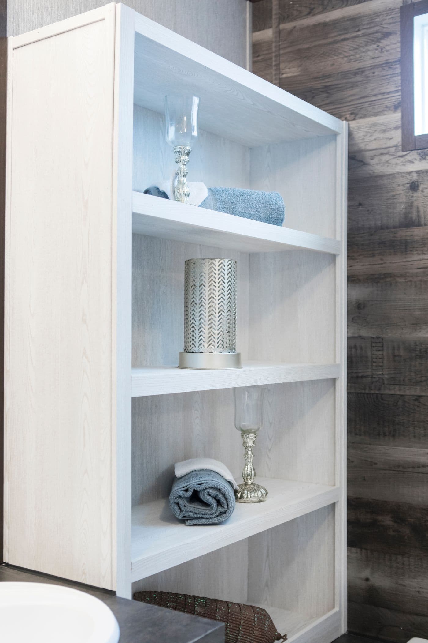 The seaside bathroom home features
