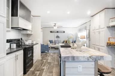 The southern farmhouse kitchen home features