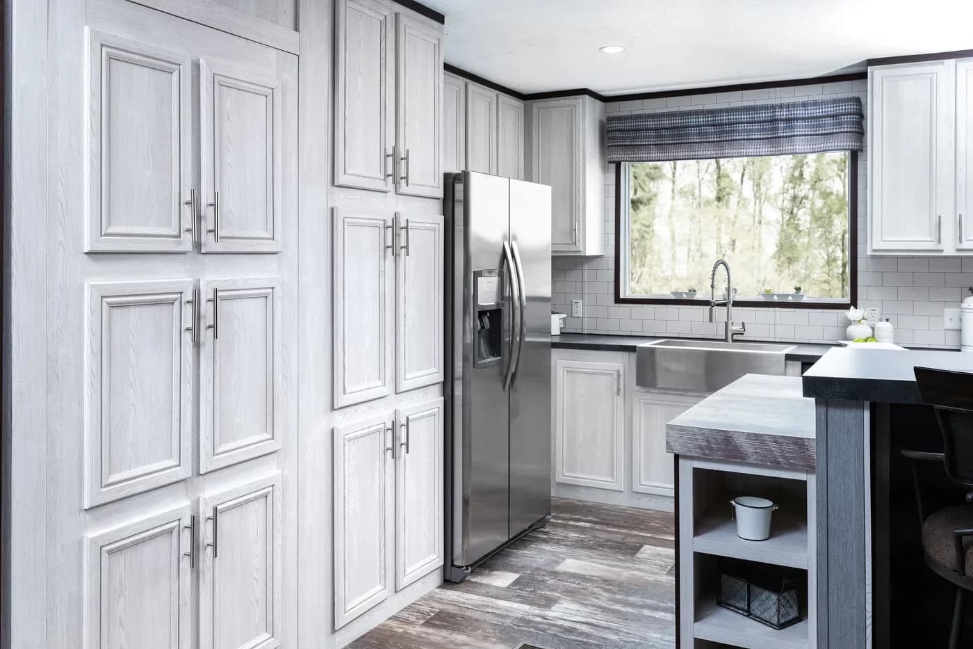 The shoreline kitchen home features