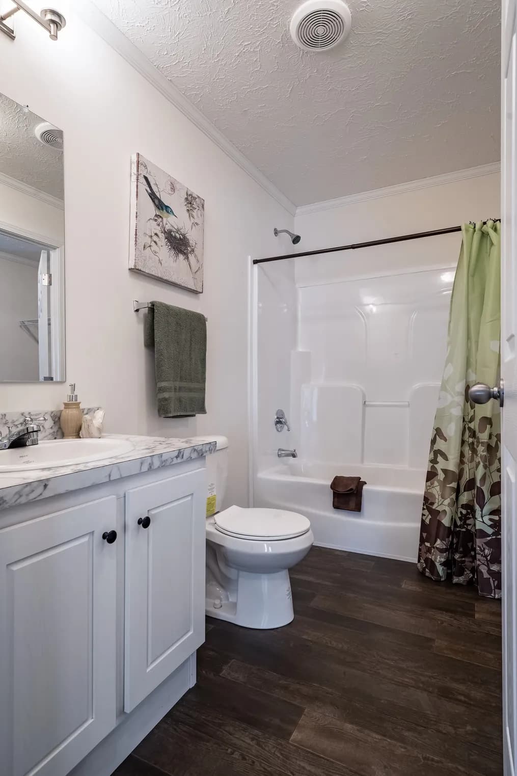 Park avenue bathroom home features