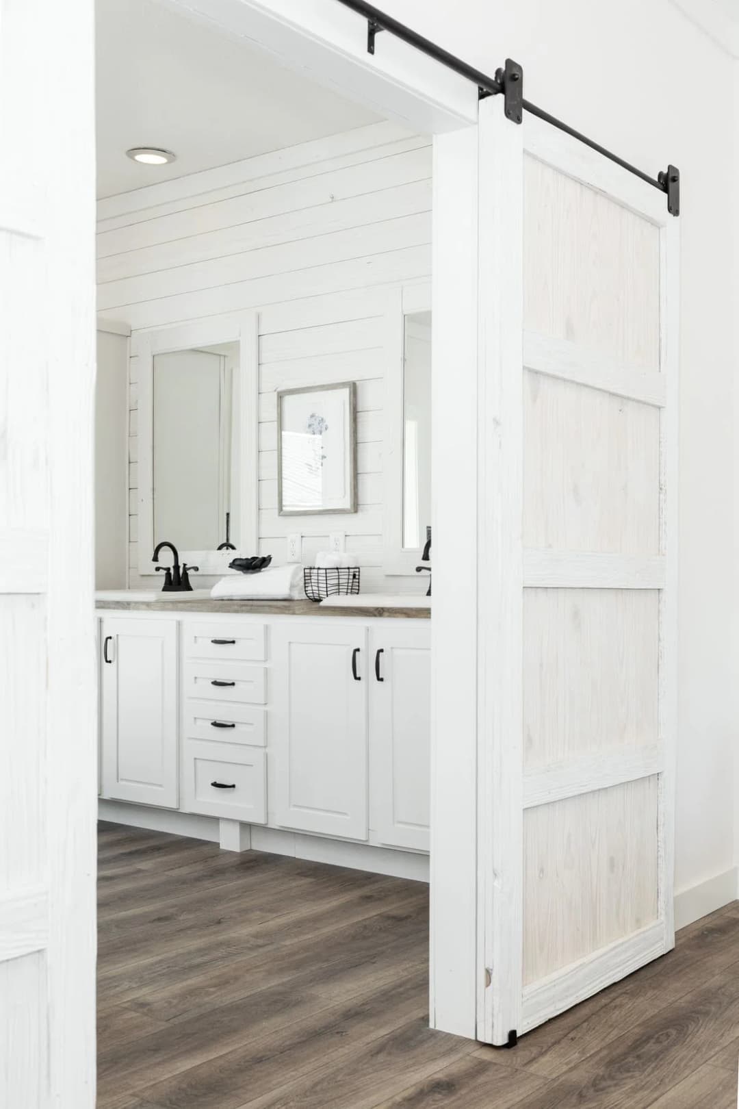 Southern belle hud bathroom home features