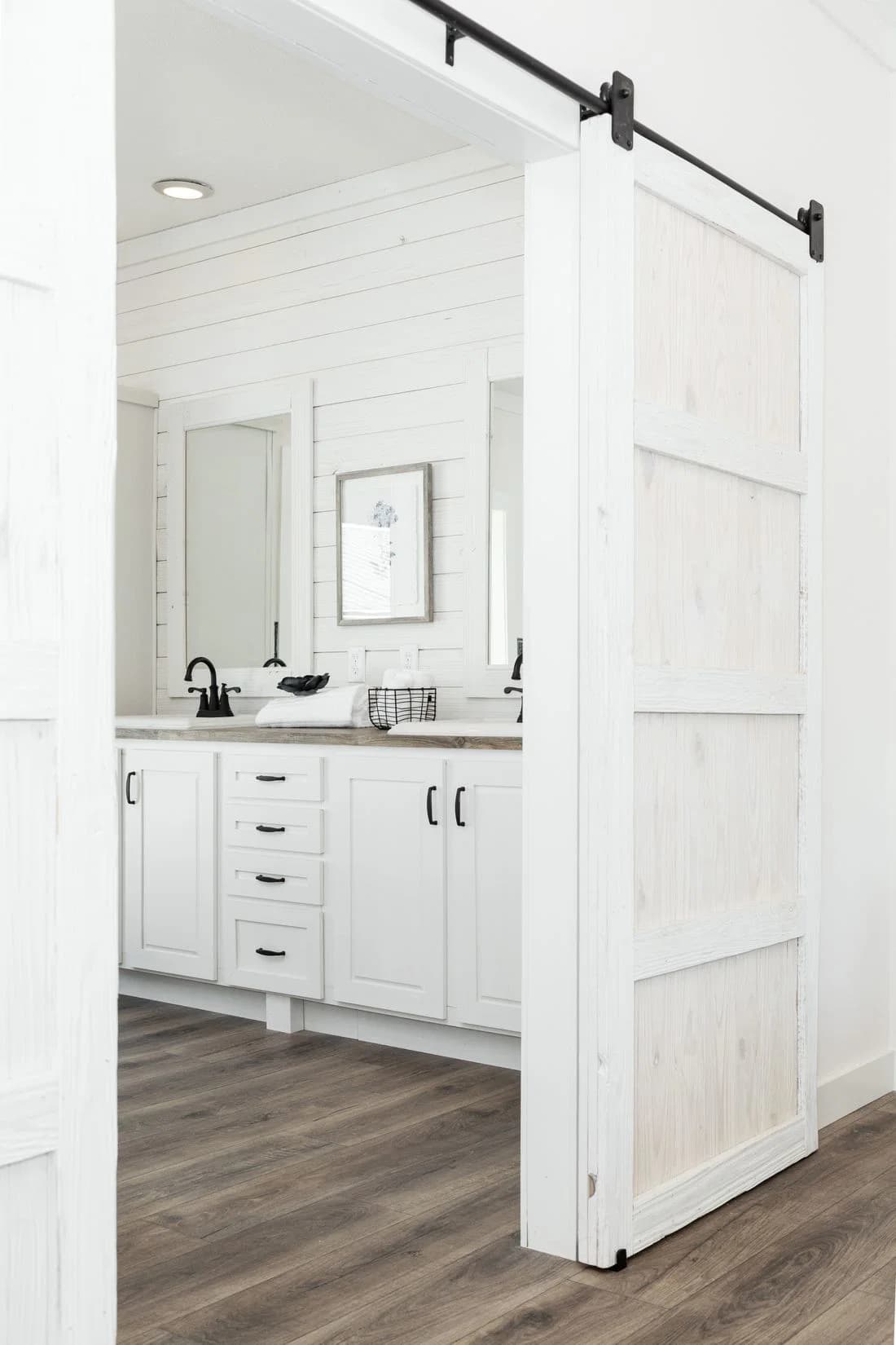 Southern belle hud bathroom home features