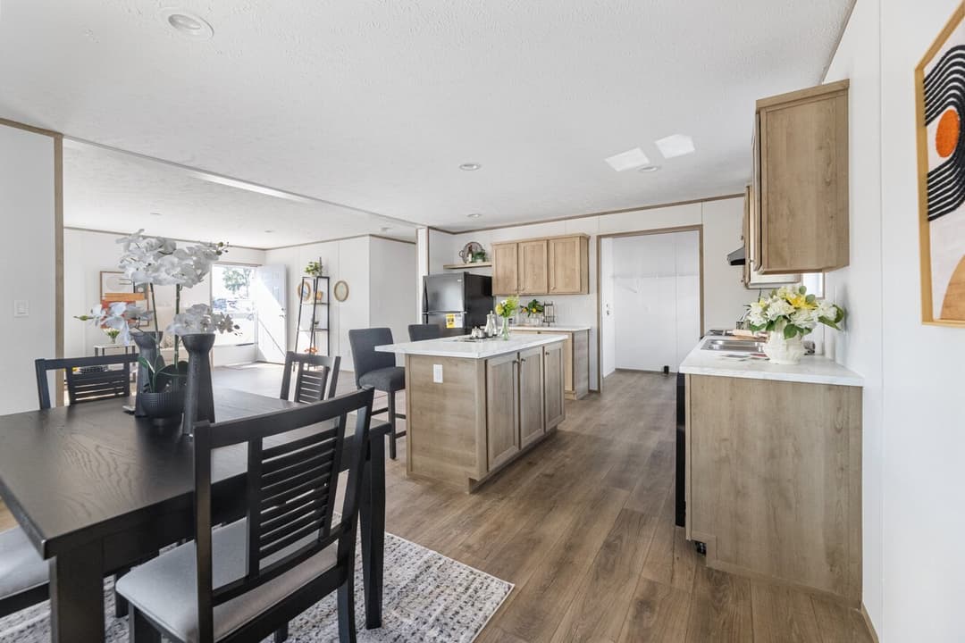 Phoenix 32483a interior home features