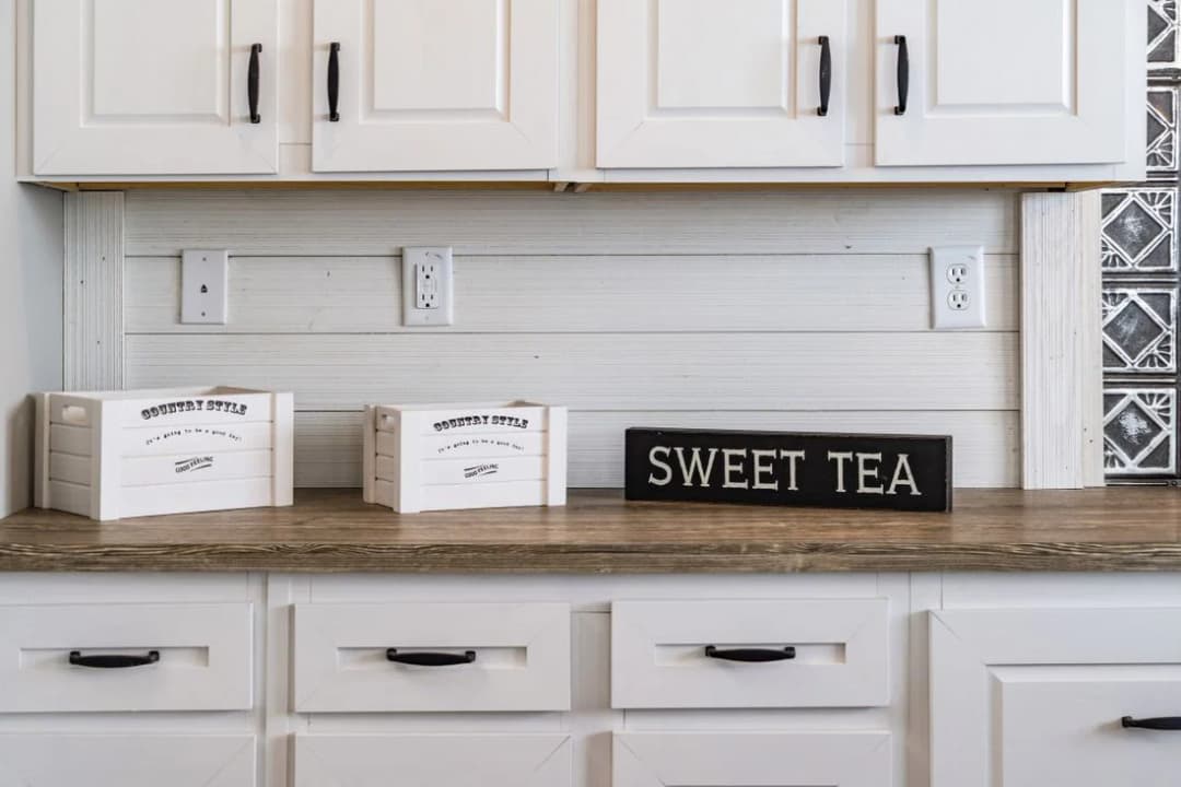 Southern belle hud kitchen home features