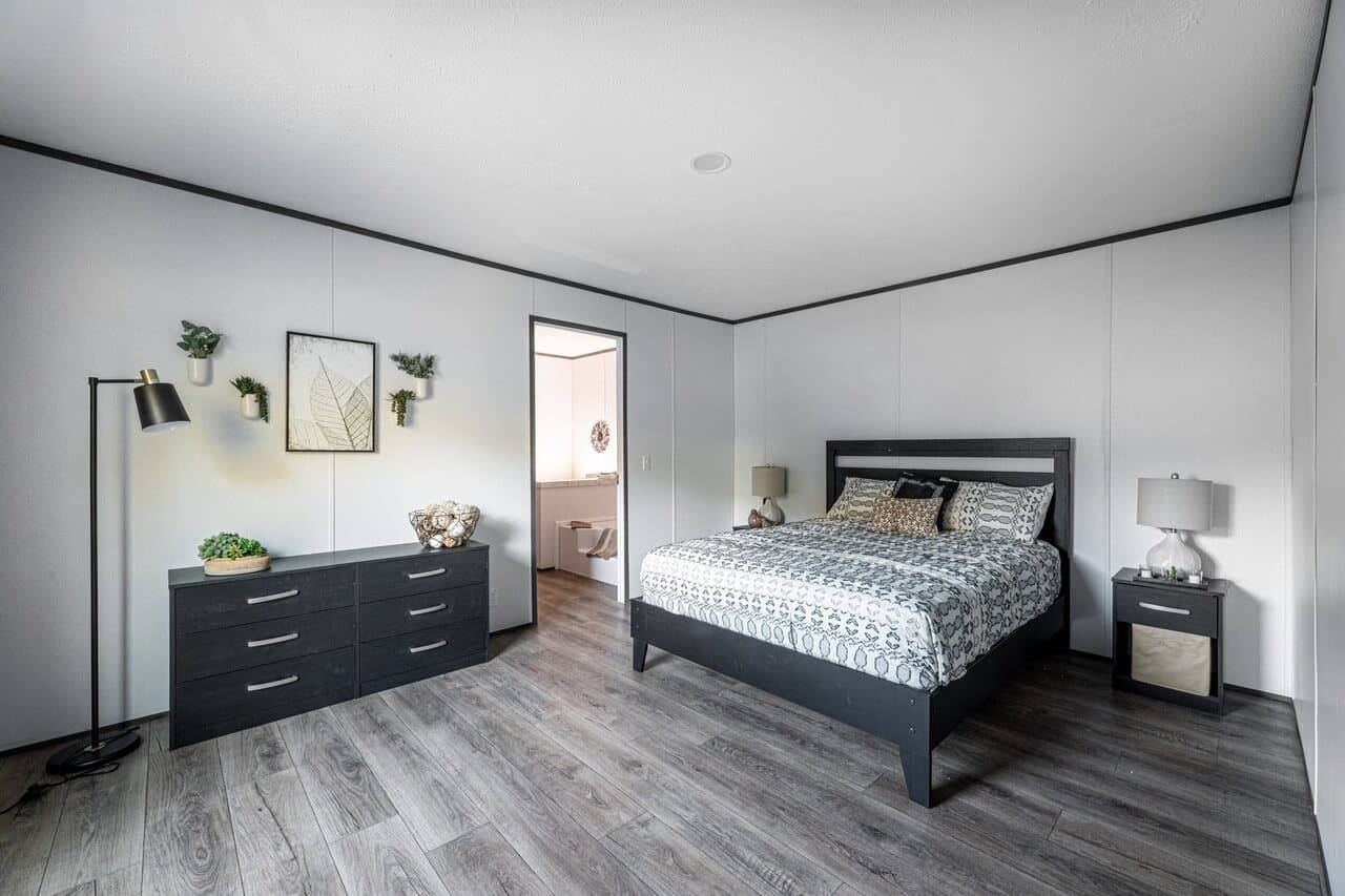 Phoenix 16763a bedroom home features