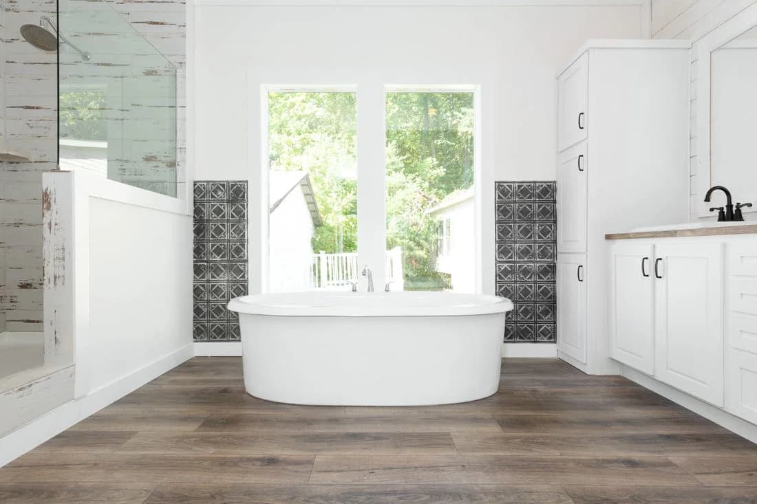 Southern belle hud bathroom home features